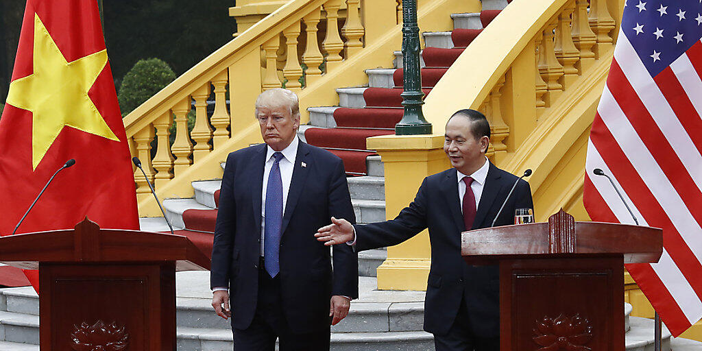 US-Präsident Donald Trump sagte am Sonntag nach einem Treffen mit Vietnams Präsidenten Tran Dai Quang, dass er in der Russland-Affäre den Angaben der US-Geheimdienste Glauben schenke.