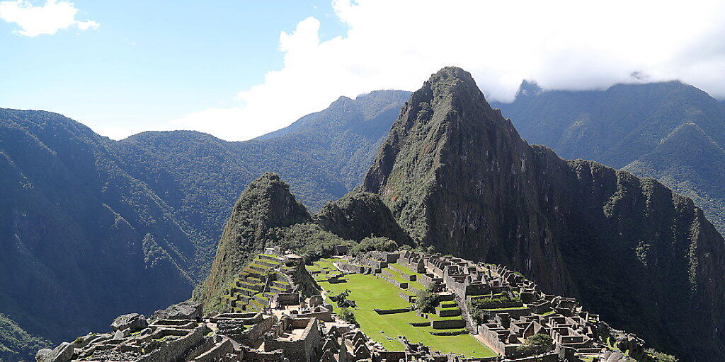 Die Touristenströme auf die peruanische Inka-Stätte Machu Pichu haben eine zerstörerische Wirkung auf die jahrhundertealten Steinoberflächen. Das Kultusministerium will daher den Zugang beschränken.