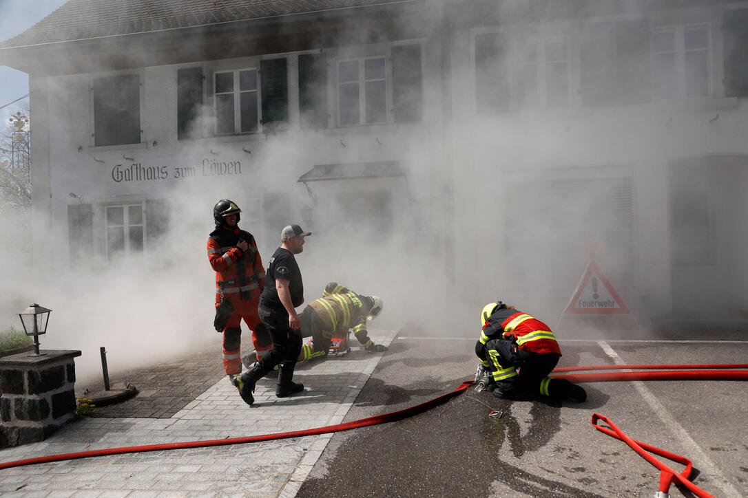 Schluss&uuml;bung beim Kurs f&uuml;r neue Feuerwehrleute beim "Restaurant L&ouml;wen&raquo; in Gamprin-Bendern.