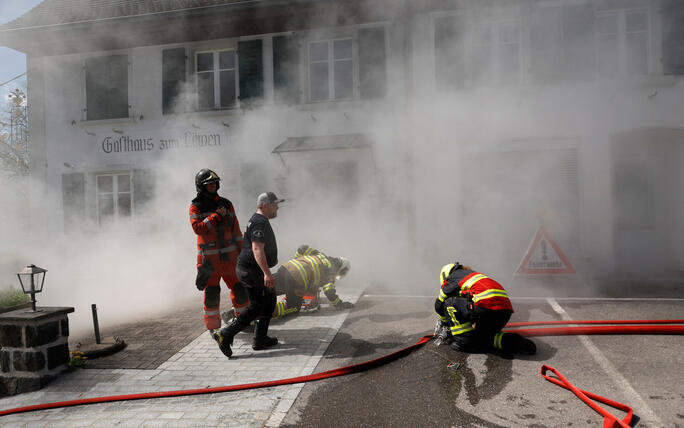 Schluss&uuml;bung beim Kurs f&uuml;r neue Feuerwehrleute beim "Restaurant L&ouml;wen&raquo; in Gamprin-Bendern.