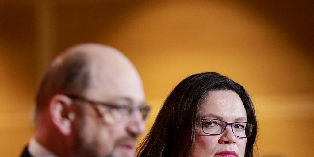 Sie soll nach Martin Schulz (l) die SPD führen: Andrea Nahles (r), gegenwärtig SPD-Fraktionsvorsitzende im Bundestag. Schulz wiederum möchte im Falle eines Zustandekommens der schwarz-roten Regierung das Aussenministerium übernehmen.