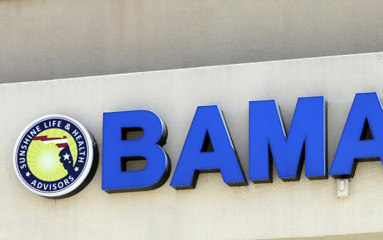 Ein "Obamacare"-Schild an einer Filiale einer Krankenversicherung in Hialeah im US-Bundesstaat Florida. (Archivbild)