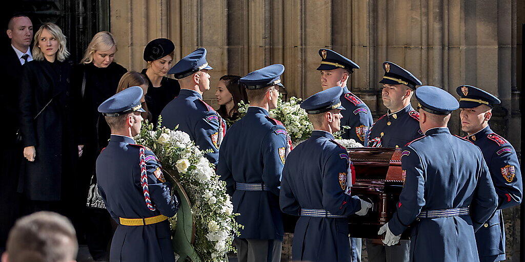 Mit einem Staatstrauertag und einem Gottesdienst im Prager Veitsdom nahm Tschechien am Samstag Abschied von Karel Gott.