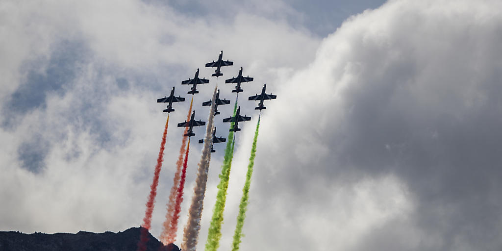 Die italienischen Luftakrobaten "Frecce Tricolori" zeigen in Sion ihr Können.