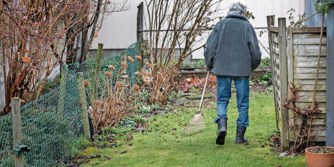 SENIOR, PENSIONAER, RENTER, SENIORIN, PENSIONAERIN, RENTNERIN, LAUBRECHEN, RECHEN, GARTEN, GARTENARBEIT, GESELLSCHAFT, SENIOREN, ALLTAG, HAUSHALT, SENIOR, PENSIONAER, RENTER, SENIORIN, PENSIONAERIN, RENTNERIN, LAUBRECHEN, RECHEN, GARTEN, GARTENARBEIT, GESELLSCHAFT, SENIOREN, ALLTAG, HAUSHALT,