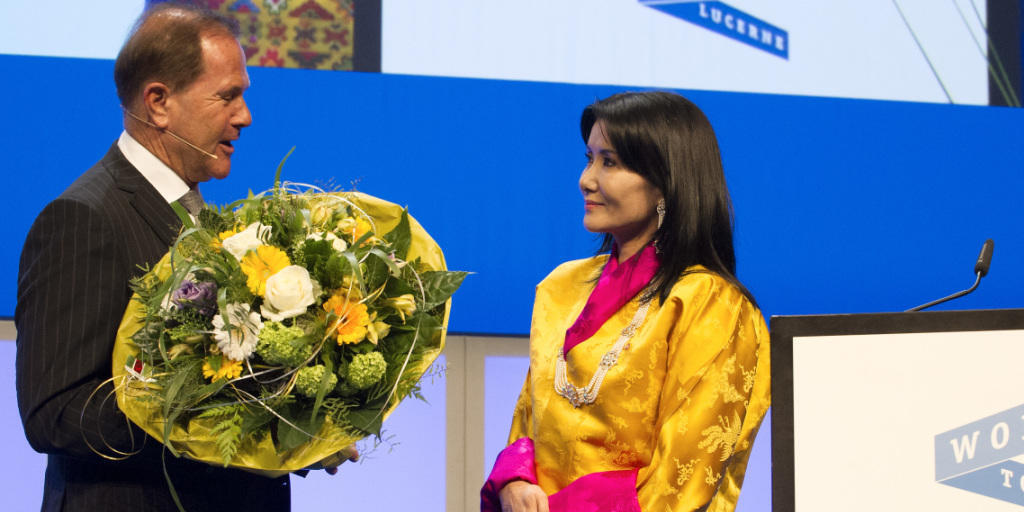 Reto Wittwer übergibt einen Blumenstrauss an die Königsmutter von Buthan: Trotz der Anschludigungen von Kempinski ist Wittwer nach wie vor als Vorsitzender des Advisory Board des World Tourism Forum Lucerne tätig (Archiv).