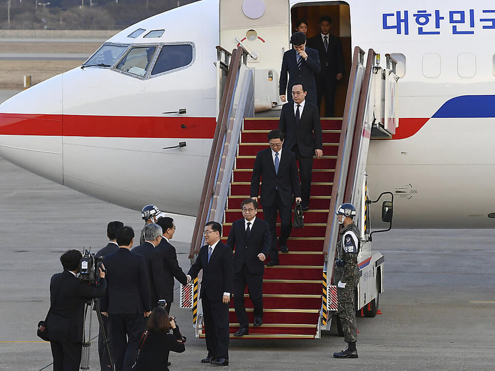 Die hochrangige Delegation aus Südkorea nach dem Treffen mit Nordkoreas Machthaber Kim Jong Un am Militärflughafen in Seongnam, Südkorea.
