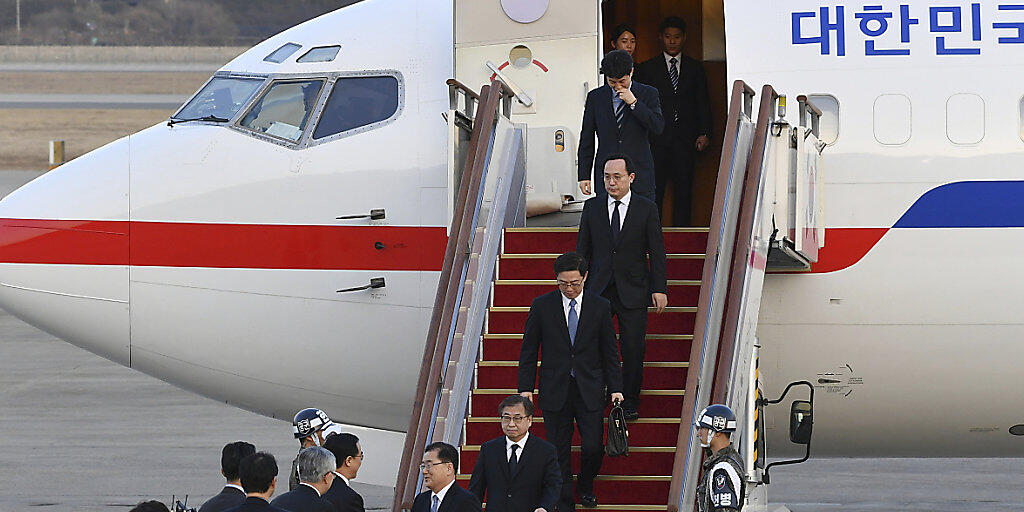 Die hochrangige Delegation aus Südkorea nach dem Treffen mit Nordkoreas Machthaber Kim Jong Un am Militärflughafen in Seongnam, Südkorea.