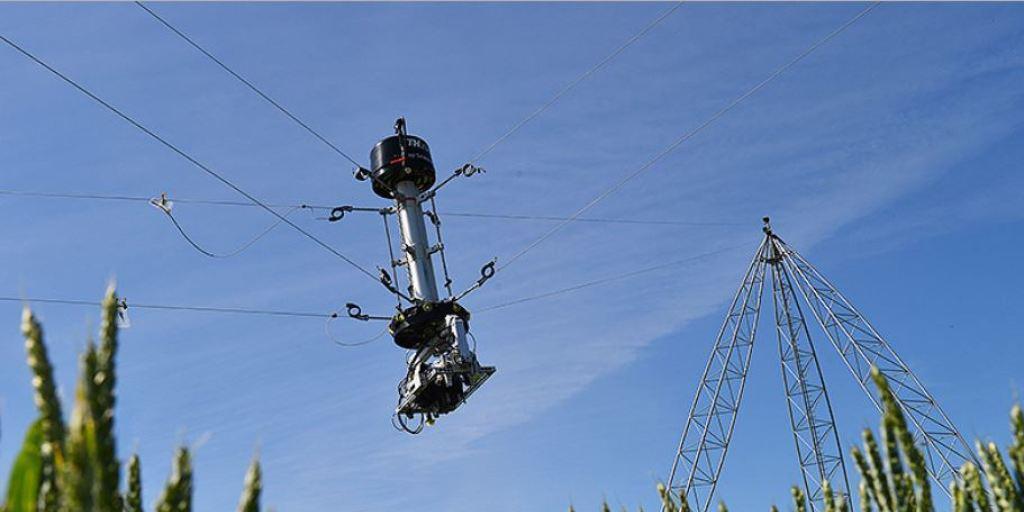 Zwischen vier 24 Meter hohen Masten hängt das Kernstück der Überwachungsanlage für das ETH-Agrarforschungsfeld: ein Sensorkopf mit Kameras, Laser-Messtechnik und Spektrometern.