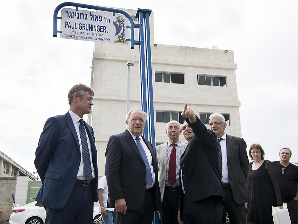 Jean-Daniel Ruch, Schweizer Botschafter in Israel (links), und Bundesrat  Johann Schneider-Ammann bei der Einweihung der Paul Grüninger Strasse. (KEYSTONE/Anthony Anex)