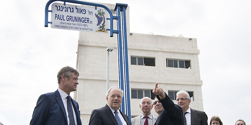 Jean-Daniel Ruch, Schweizer Botschafter in Israel (links), und Bundesrat  Johann Schneider-Ammann bei der Einweihung der Paul Grüninger Strasse. (KEYSTONE/Anthony Anex)
