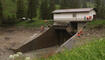 LKW und Feuerwehr reinigen den Stausee in Steg ,