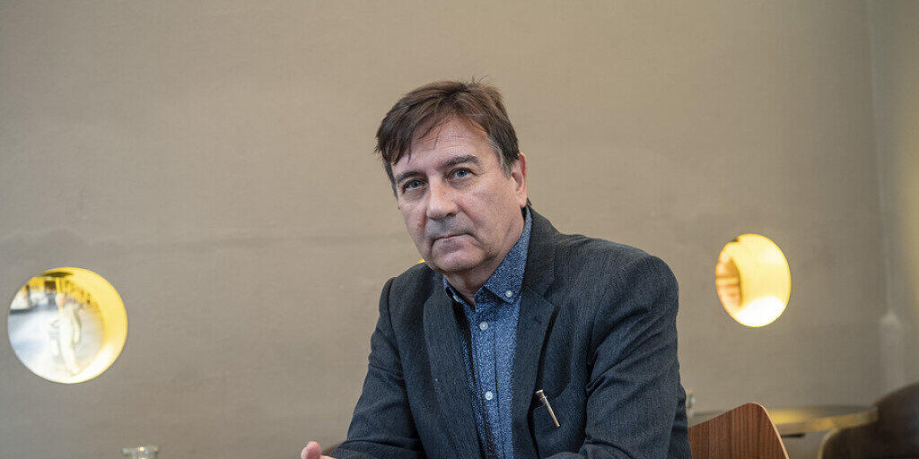 Der Verleihung des Schweizer Buchpreises am 10. November schaut Alain Claude Sulzer gelassen entgegen. Nur schon der Platz auf der Shortlist wirke verkaufsfördernd, sagt er. Mit seinem Werk "Unhaltbare Zustände" ist er als einziger Mann neben vier Autorinnen nominiert.