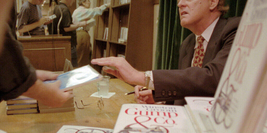 ARCHIV - Winston Groom, Schriftsteller, der durch seinen Roman «Forrest Gump» bekannt wurde, signiert ein Exemplar seines Buches «Gump  Co». Winston Groom ist tot. Er starb am Mittwochabend (Ortszeit) in seiner Heimatstadt Fairhope im US-Bundesstaat Alabama. Foto: Anders Krusberg/AP/dpa