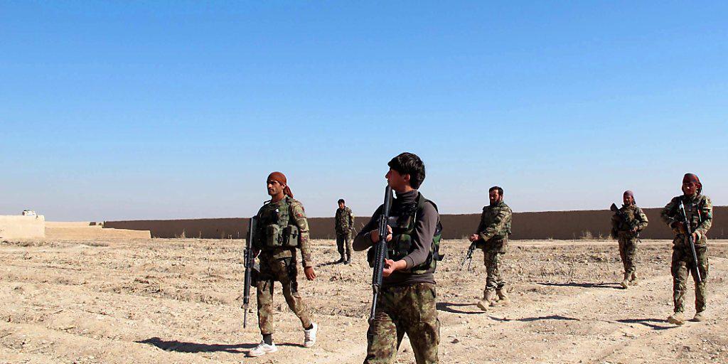 Afghanische Soldaten patrouillieren in der stark umkämpften Provinz Helmand.