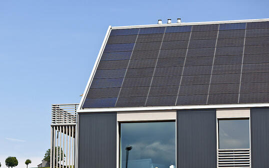 Solarzellen auf Schweizer Hausdächern: Hier steckt laut einer neuen Studie des Bundes noch viel Potenzial. Wird es genutzt, könnten die Kosten für Photovoltaik bis 2050 um die Hälfte sinken. (Themenbild)