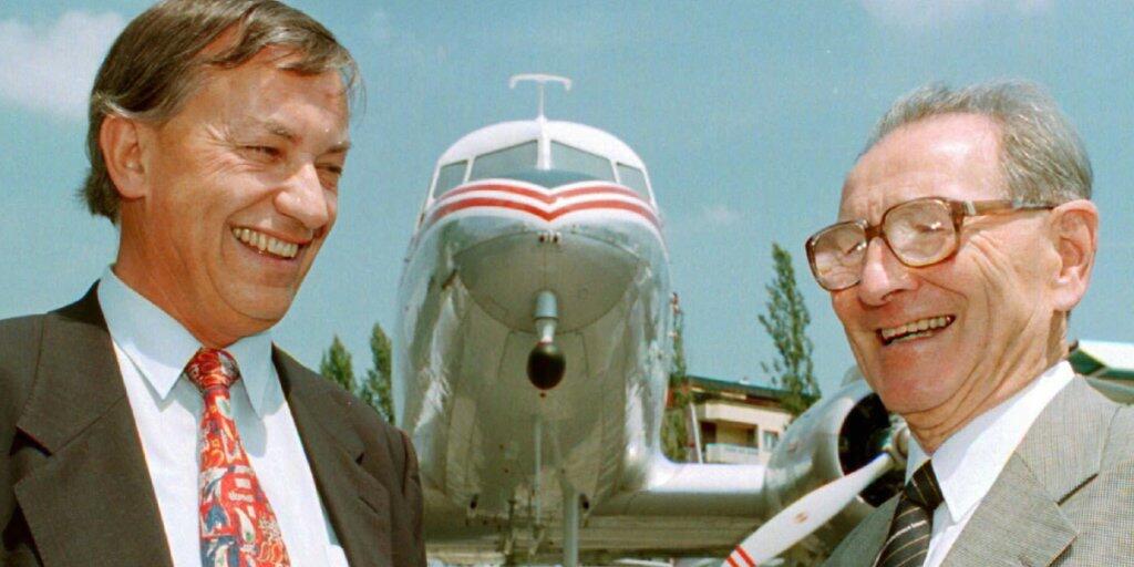 Der langjährige SBB-Chef Werner Latscha (rechts) ist 94-jährig verstorben. Latscha, hier im Bild mit mit dem ehemaligen Luzerner Regierungsrat Heinrich Zemp (links), war nach seiner Pensionierung Präsident des Verkehrshaus der Schweiz in Luzern. (Archivbild)