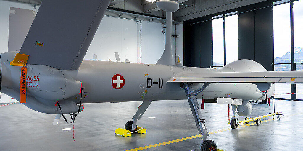 Eine der Drohnen des Typs Hermes 900 HFE auf dem Militärflugplatz in Emmen. (Archivbild)