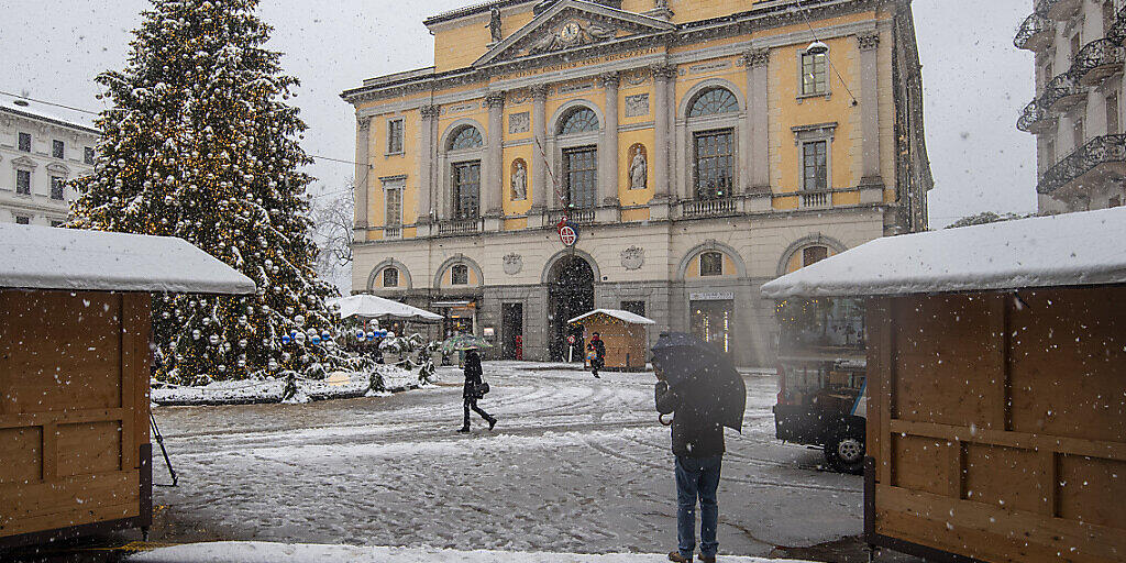 Die Stadt Lugano wird für die Durchführung des Weihnachtsmarkts kritisiert - jetzt zieht sie die Konsequenzen. Die Stadt Lugano wird für die Durchführung des Weihnachtsmarkts kritisiert - jetzt zieht sie die Konsequenzen.