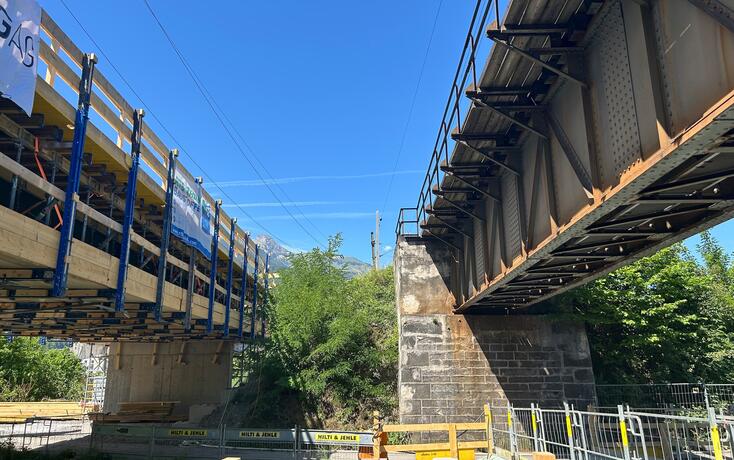 Das neue Tragwerk &uuml;ber den Werdenberger Binnenkanal wird neben dem bestehenden aus dem Jahr 1929 vorgefertigt und w&auml;hrend der Sperre mittels hydraulischer Pressen an seine Position verschoben.