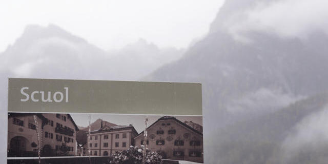 Werbung am Dorfeingang von Scuol: Wellness seit 1369 (Symbolbild) Werbung am Dorfeingang von Scuol: Wellness seit 1369 (Symbolbild)