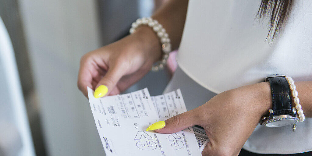 "Ja zur Flugticketabgabe" heisst eine am Dienstag beim Eidgenössischen Parlament eingereichte Petition. Fast 18'000 Personen haben sie unterzeichnet. (Archivbild) "Ja zur Flugticketabgabe" heisst eine am Dienstag beim Eidgenössischen Parlament eingereichte Petition. Fast 18'000 Personen haben sie unterzeichnet. (Archivbild)