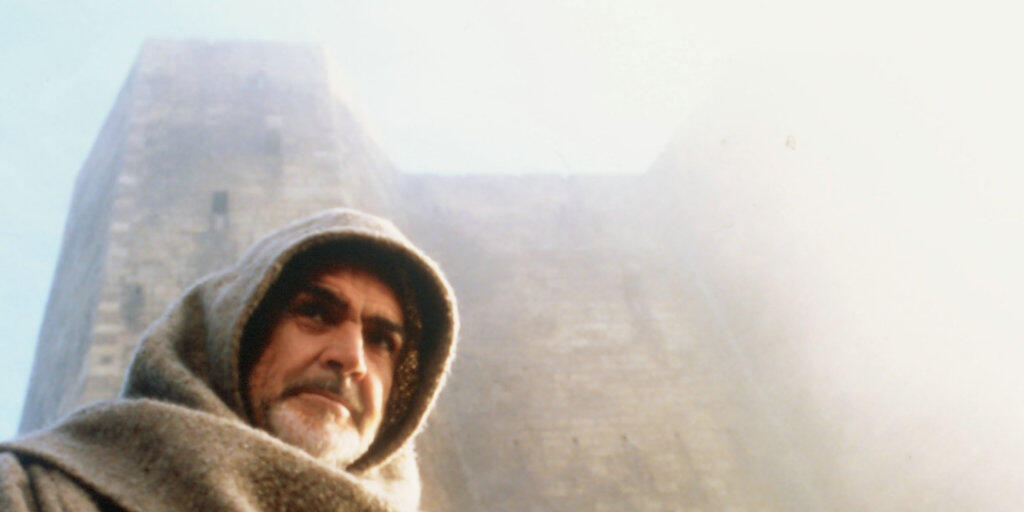 Sean Connery in "Der Name der Rose" vor dem Kloster Sacra di San Michele bei Sant'Ambrogio di Torino. Das Gebäude wurde in der Nacht von Mittwoch auf Donnerstag durch ein Feuer schwer beschädigt. (Pressebild)