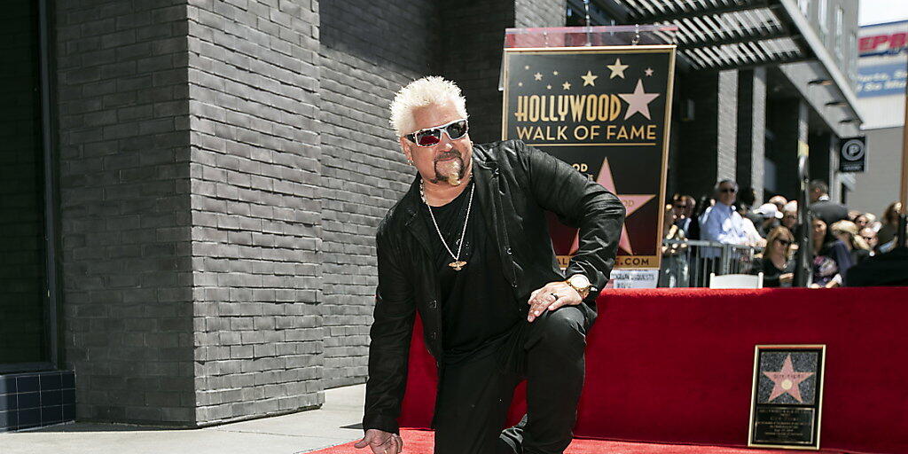 Der amerikanische Star-Koch und TV-Show-Moderator Guy Fieri ist mit einem Hollywood-Sternchen ausgezeichnet worden.