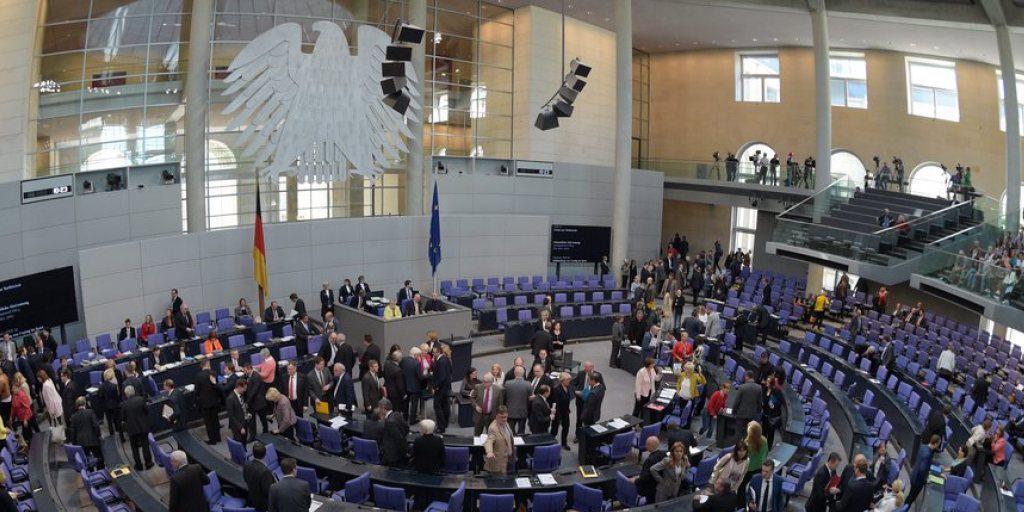 Abstimmung über das Tarifeinheitsgesetz am Freitag im Bundestag in Berlin - voran gingen monatelange, von Lokführer- und Pilotenstreiks angeheizte Debatten. Abstimmung über das Tarifeinheitsgesetz am Freitag im Bundestag in Berlin - voran gingen monatelange, von Lokführer- und Pilotenstreiks angeheizte Debatten.