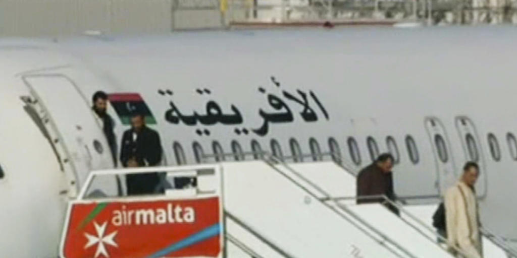 Nach der Entführung eines libyschen Flugzeugs nach Malta dürfen die Passagiere die Maschine verlassen. Nach der Entführung eines libyschen Flugzeugs nach Malta dürfen die Passagiere die Maschine verlassen.