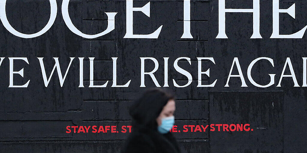 Eine Frau geht an einem Wandbild im Stadtzentrum von Dublin vorbei, das den Bürgern in der Corona-Zeit Mut machen soll. Foto: Niall Carson/PA Wire/dpa Eine Frau geht an einem Wandbild im Stadtzentrum von Dublin vorbei, das den Bürgern in der Corona-Zeit Mut machen soll. Foto: Niall Carson/PA Wire/dpa