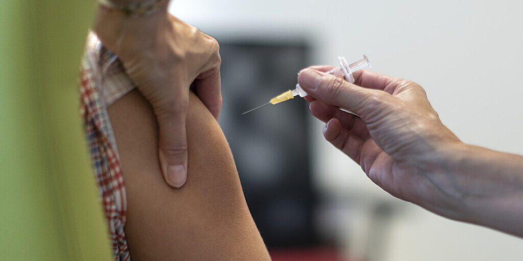 Die in der Schweiz übliche Kombi-Impfung gegen Diphtherie, Tetanus, Keuchhusten, Hepatitis B, Poliomyelitis und Haemophilus influenza Typ B (Hirnhautentzündung) wirkt: Mit 6,1 Todesfällen pro Million Einwohner liegt die Schweiz punkto letaler Hepatitis in Europa im unteren Mittelfeld. (Symbolbild) Die in der Schweiz übliche Kombi-Impfung gegen Diphtherie, Tetanus, Keuchhusten, Hepatitis B, Poliomyelitis und Haemophilus influenza Typ B (Hirnhautentzündung) wirkt: Mit 6,1 Todesfällen pro Million Einwohner liegt die Schweiz punkto letaler Hepatitis in Europa im unteren Mittelfeld. (Symbolbild)