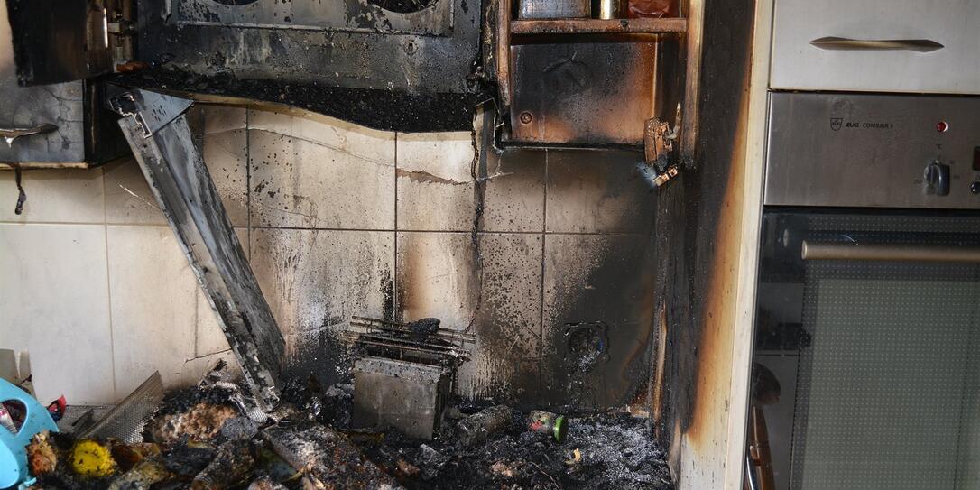 Küchenbrand in Mehrfamilienhaus