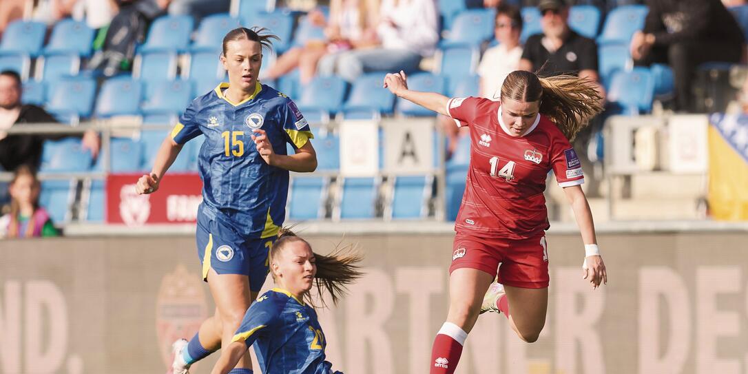 Gegen Gibraltar wird Liechtenstein zu mehr Offensivaktionen kommen als hier mit Lia Hermann (r.) im Spiel gegen das starke Bosnien & Herzegowina.