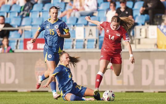 Gegen Gibraltar wird Liechtenstein zu mehr Offensivaktionen kommen als hier mit Lia Hermann (r.) im Spiel gegen das starke Bosnien & Herzegowina.
