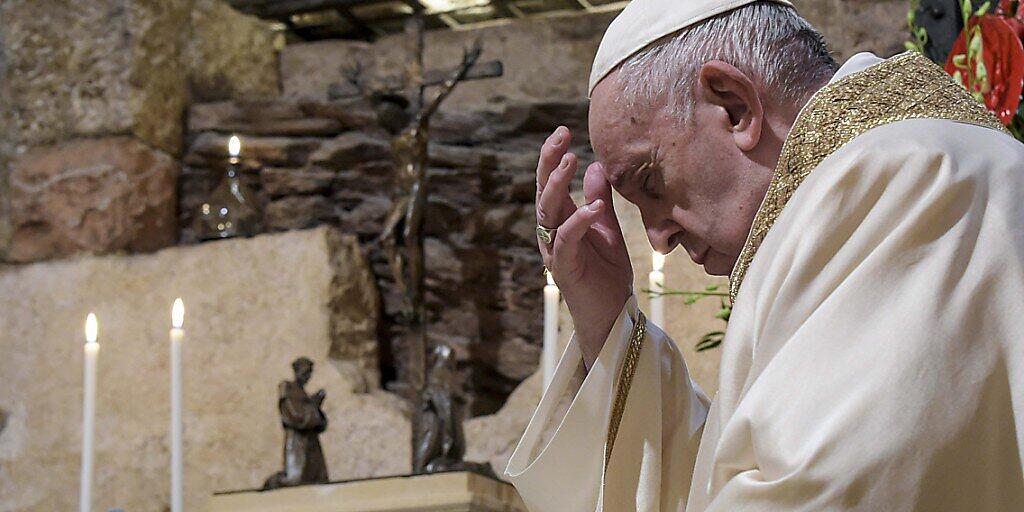 HANDOUT - Papst Franziskus zelebriert die Messe in der Krypta der Basilika St. Franziskus. Nach gut fünf Jahren Pause gibt es eine neue Enzyklika von Papst Franziskus. Foto: Divisione Produzione Fotografica/Vatican Media/dpa - ACHTUNG: Nur zur redaktionellen Verwendung im Zusammenhang mit der aktuellen Berichterstattung und nur mit vollständiger Nennung des vorstehenden Credits HANDOUT - Papst Franziskus zelebriert die Messe in der Krypta der Basilika St. Franziskus. Nach gut fünf Jahren Pause gibt es eine neue Enzyklika von Papst Franziskus. Foto: Divisione Produzione Fotografica/Vatican Media/dpa - ACHTUNG: Nur zur redaktionellen Verwendung im Zusammenhang mit der aktuellen Berichterstattung und nur mit vollständiger Nennung des vorstehenden Credits