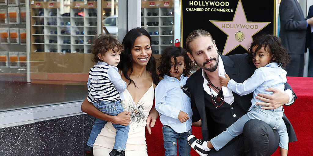 Die 39-jährige US-Schauspielerin Zoe Saldana (2. von Links) hat am Donnerstag ihren Hollywood-Stern gleich mit ihrer ganzen Familie gefeiert.