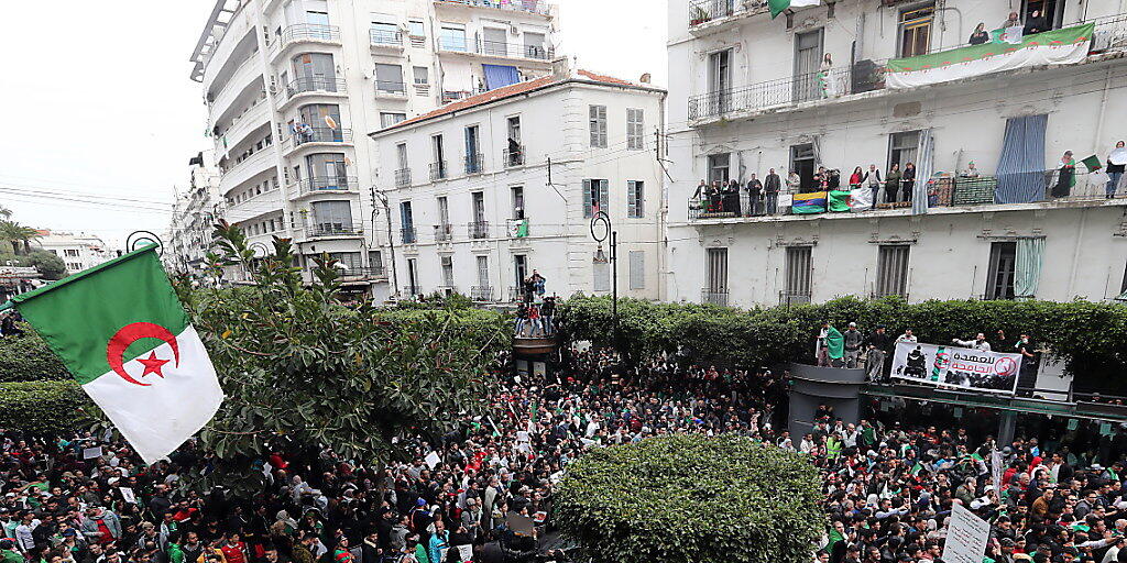 Allein in der Hauptstadt Algier gingen am Freitag bis zu einer Million Menschen auf die Strasse. Sie protestierten gegen eine erneute Kandidatur von Staatspräsident Bouteflika.