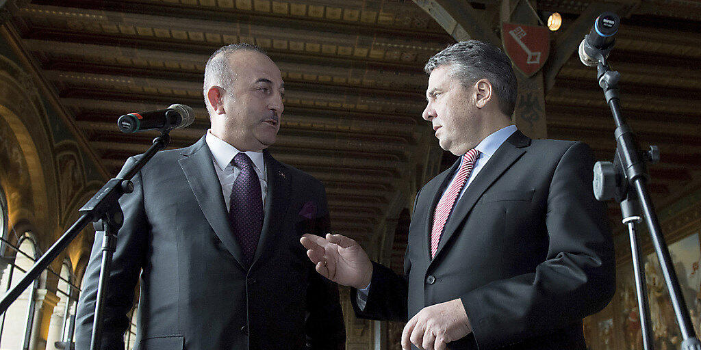 Der türkische Aussenminister Mevlüt Cavusoglu (l.) und sein deutscher Amtskollege Sigmar Gabriel wollen die Beziehungen der beiden Länder verbessern.