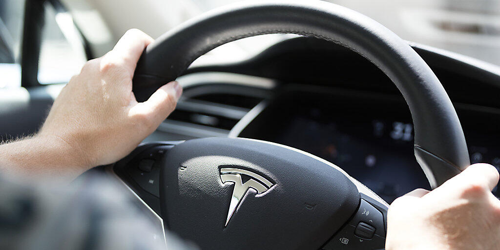 Am Steuer eines solchen Tesla S sass der Automobilist, als er in das Baustellenfahrzeug krachte. (Archivbild)