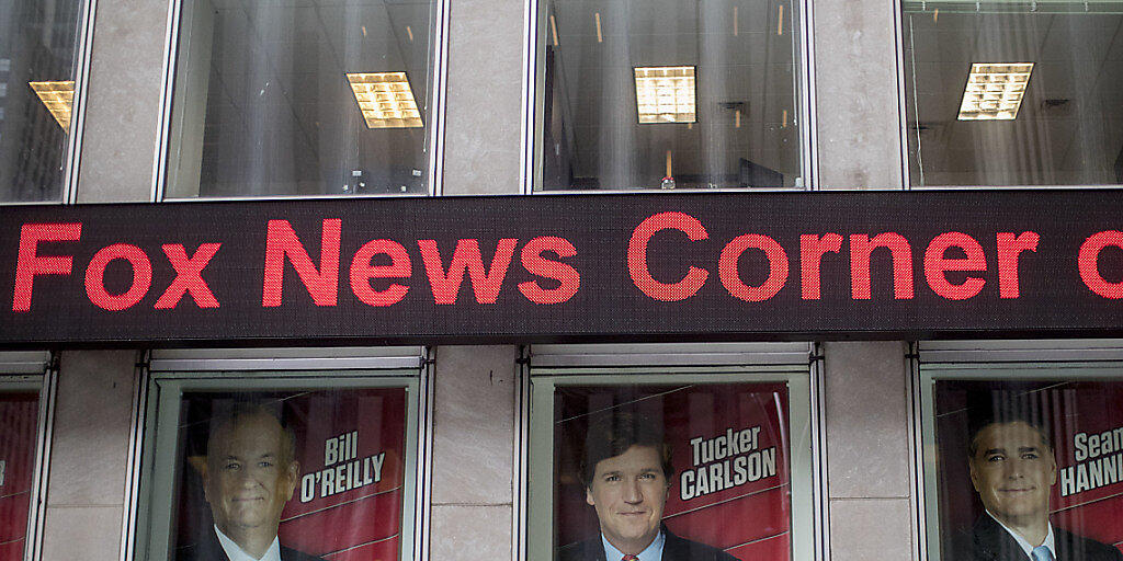 Fox-News-Hauptsitz in New York mit Grossaufnahmen der noch vor einem Jahr aktiven Star-Moderatoren, darunter Bill O'Reilly (l), der wegen Vorwürfen sexueller Belästigung gehen musste. (Archiv)