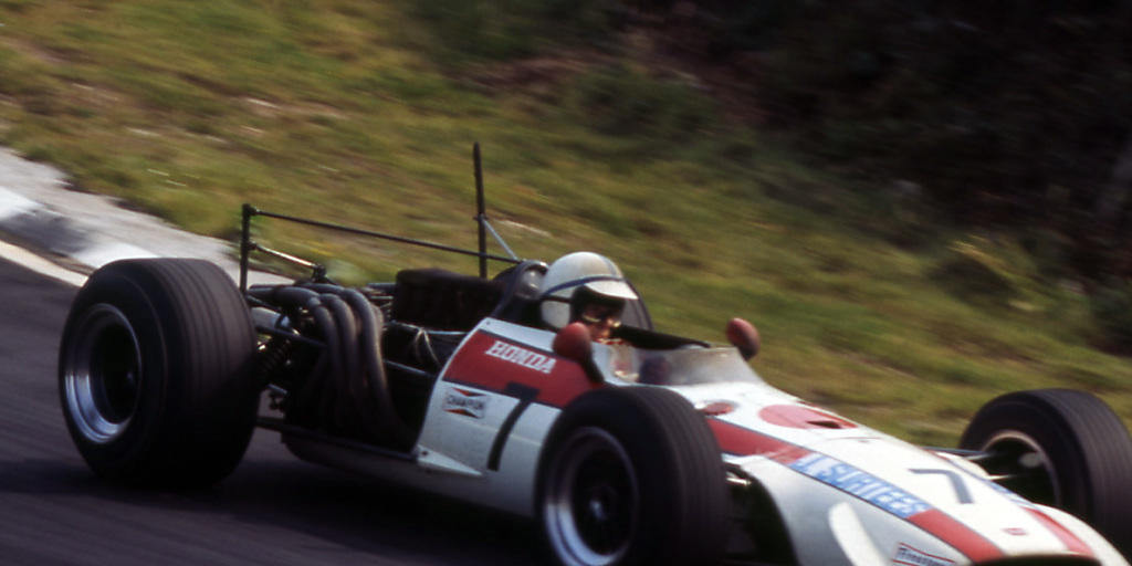 John Surtees 1968 in einem Honda beim GP Grossbritannien: Am Freitagnachmittag starb der älteste noch lebende Formel-1-Weltmeister John Surtees 1968 in einem Honda beim GP Grossbritannien: Am Freitagnachmittag starb der älteste noch lebende Formel-1-Weltmeister