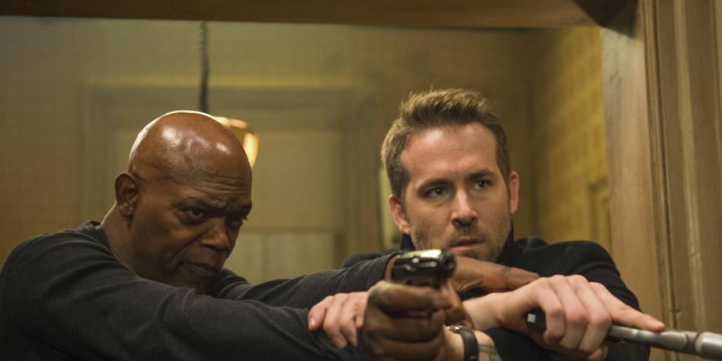 Samuel L. Jackson (l) und Ryan Reynolds in einer Szene von "The Hitman's Bodyguard". Der Film setzte sich am Wochenende vom 17. bis 20. August 2017 an die Spitze der US-Kinocharts. (Archiv)