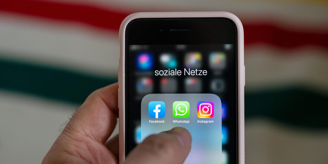 APP, APPS, APPLIKATION, MOBILTELEFON, SMARTPHONE, HANDY, NATEL, SOCIAL MEDIA, SOZIALE MEDIEN, FACEBOOK WHATSAPP, WHATS APP, INSTAGRAM, BILDSCHIRM, INSTANT MESSAGING, MESSAGING, CHAT, SOZIALE NETZWERKE,