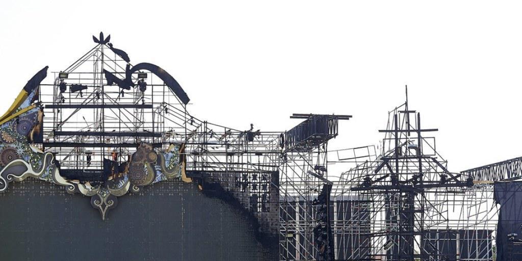 Blick auf die Bühne des "Tomorrowland"-Festivals bei Barcelona nach dem Grossbrand. Blick auf die Bühne des "Tomorrowland"-Festivals bei Barcelona nach dem Grossbrand.