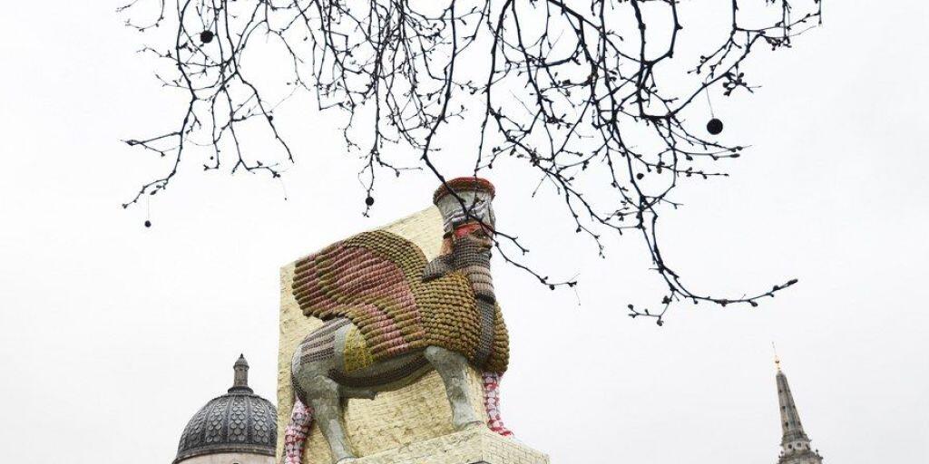 Der US-Konzeptkünstler Michael Rakowitz hat für den vierten Sockel am Trafalgar Square die Skulptur "The Invisible Enemy Should Not Exist" geschaffen. Sie ist eine Nachbildung von einem Standbild, das 2015 von ISIS zerstört wurde und besteht aus 10'500 leeren Dosen von irakischem Dattelsirup.