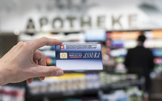 Die SP hat nach eigenen Angaben die Unterschriften beisammen für ihre Prämien-Entlastungs-Initiative. Im Bild die Versichertenkarte der Krankenkasse Assura. (Archivbild)