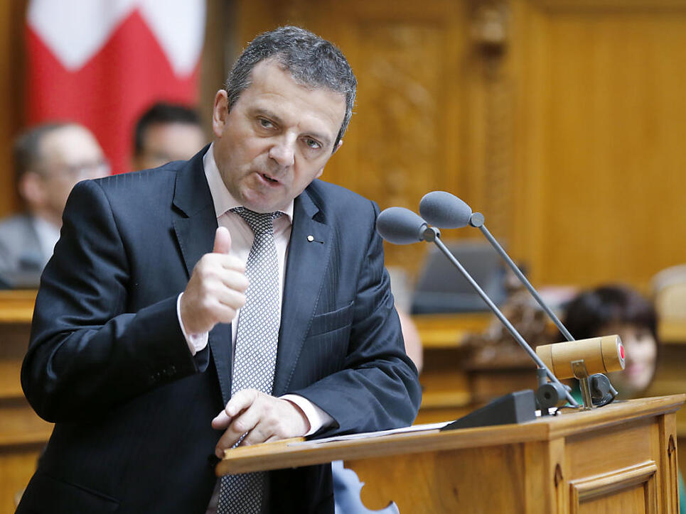 SVP-Nationalrat Walter Wobmann (SO) hat sich durchgesetzt: Die Mehrheit des Rates will gegen Koran-Verteilaktionen vorgehen und die Organisation "Lies!" verbieten. (Archivbild)