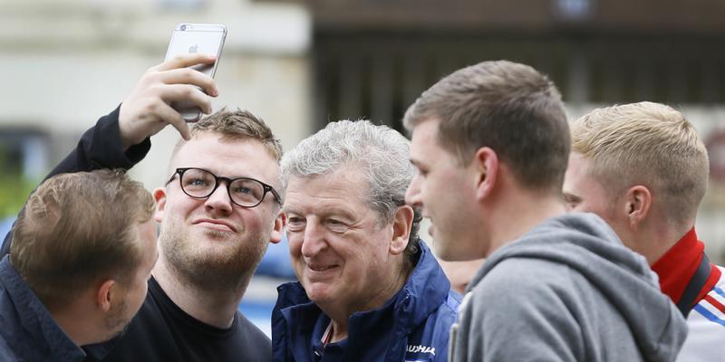 Englands Trainer Roy Hodgson inmitten zufriedener Fans