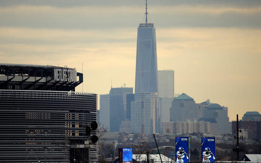 Das Metlife Stadium (l.) in New York City umfasst rund 82 500 Sitzpl&auml;tze und ist Schauplatz des WM-Endspiels 2026.
